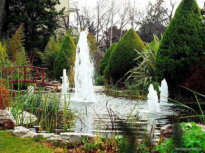 Декоративный фонтан на загородном участке – 6 примеров с фото